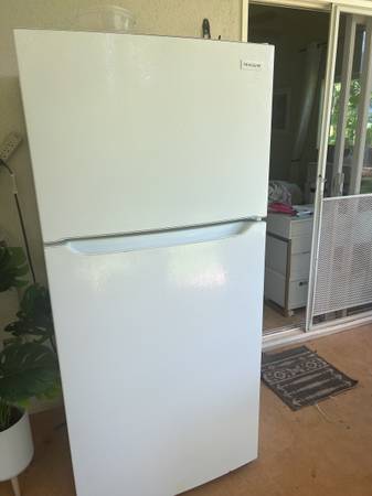Almost new refrig 1