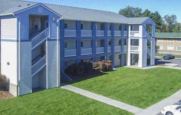 $1,200 / 2br - 961ft2 - Ideal 2 BR/1 BA Home with Spacious Walk-in Closets (Kennewick)63654934374017122