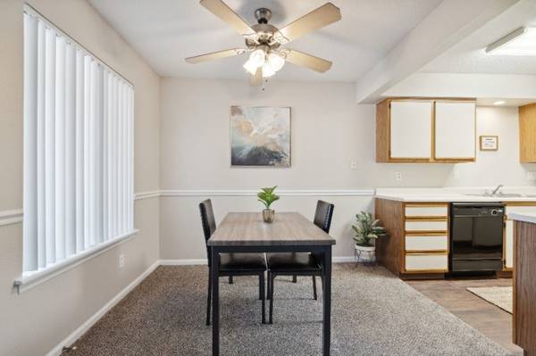 $1,245 / 2br - 920ft2 - 🍂 1st Floor Leasing for October 🍂 (NE Cedar Rapids)63679458682369124