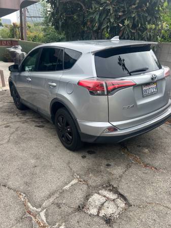 Toyota rav4 2018 clean title - $8,500 (Studio city)63615887981443124
