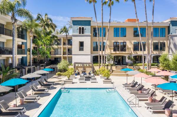 $2,185 / 419ft2 - Fabulous Studio with Tennis, Theater Room, and MORE Amenities! (Sherman Oaks)63700977612931121