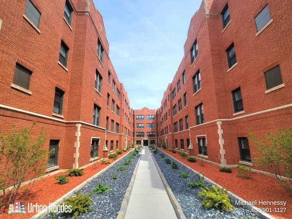 $3,050 / 2br - 900ft2 - Praiseworthy 2 Bedroom, 2 Bath in Wrigleyville, Available: 11/1/2025 (Wrigleyville)63898985899395120