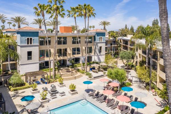 $3,355 / 2br - 864ft2 - 2 Bed 2 Bath with Resort Vibes: Lounge, Theater, Pool & Fitness! (Sherman Oaks)63857623299585121