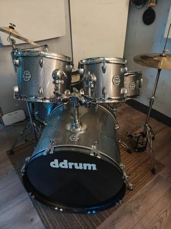 DDRUM D2 5 PIECE DRUM KIT DARK SILVER SPARKLE - VERY GOOD CONDITION 1