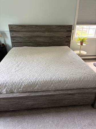 King Bedroom Set, King headboard and footboard and dresser 1