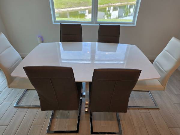 Kitchen Table & 6 Chairs 1