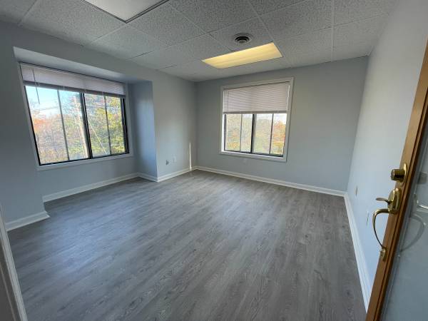 $575 / 140ft2 - CoWorking Space in Stoughton (Stoughton)63856337769475121
