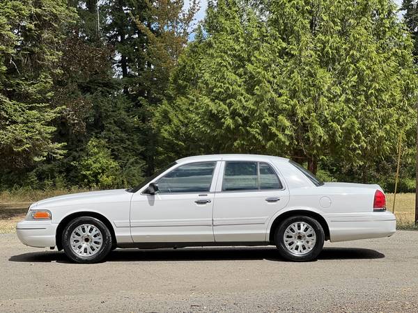 2003 Ford Crown Victoria V8 LX 1-Year Powertrain Warranty - $5,750 (Corvallis)63470782619649124