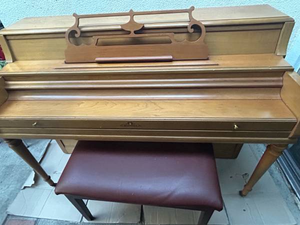 EXCELLENT QUALITY SPINET PIANO CAN HELP MOVE LOCAL 1
