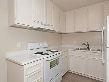 $1,200 / 1br - 700ft2 - “Ocean Breeze Living – Stylish 1BR with Balcony & Pool”64037217870209123