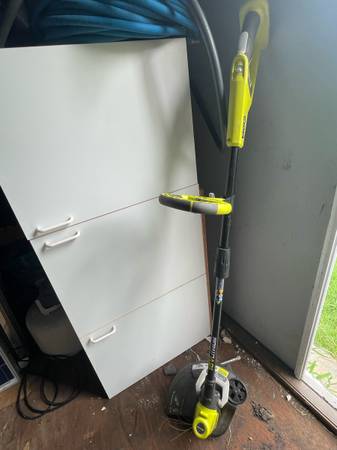 Ryobi ONE+ 18-Volt lithium-Ion Cordless String Trimmer/Edger 1