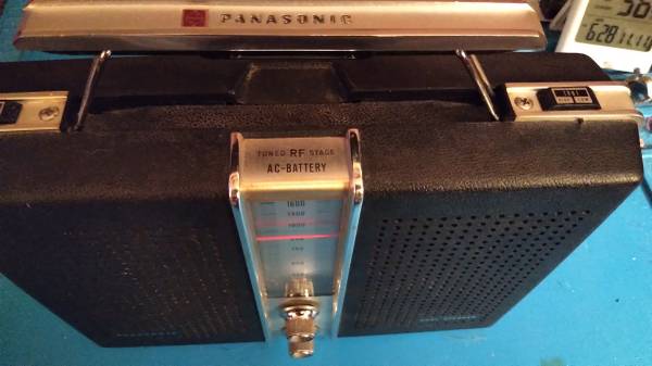 Vintage Panasonic transistor AC/DC radio 1