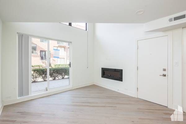 $2,550 / 1br - Fun Time Wrigleyville Location.  1BD Loft Style Apt.  W/D in Unit! (Lakeview)63781441750273122