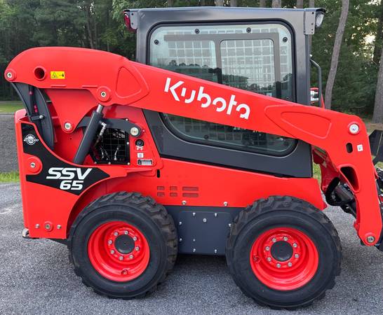 Kubota SSV65 Skid Steer Loader 1