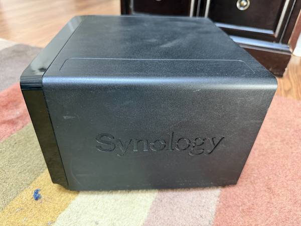 Synology DS1511+ NAS RAID Array ; upgraded quiet fan 1