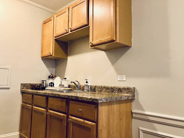 $1,750 / 500ft2 - Uptown Sublet January - May; includes furniture + utilities (Uptown)63898856770563124
