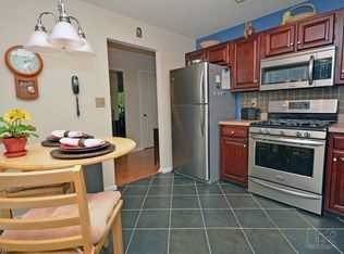 $2,400 / 2br - 1300ft2 - Hermoso condominio de 2 habitaciones y 2 baños completos en planta baja con balcón y lavadora/secadora (Branchburg)63676345599107122