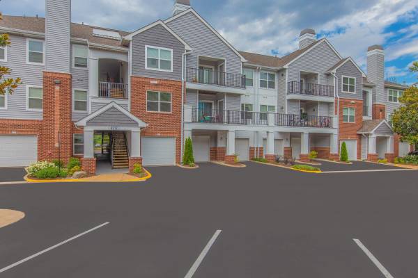 $2,522 / 2br - 1081ft2 - Gas Fireplace, Pantry, All-electric Kitchen (4201 Jefferson Oaks Cir, Fairfax, VA)63896154178946120