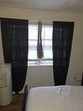 $850 / 1br - Upstairs bedroom (NORFOLK/ OCEANVIEW)63165423839235122