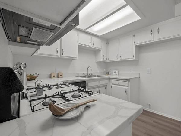 $2,500 / 2br - 979ft2 - Alfombra, Aire Acondicionado Central y Calefacción, Piso de Lámina de Vinilo (Park Place)63700919679363124