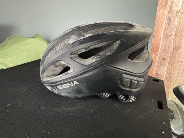 Bicycle helmet with speaker 1