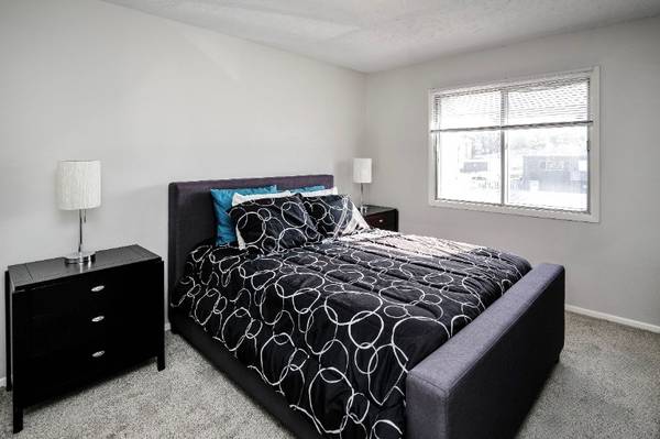 $863 / 1br - 600ft2 - Remodeled 1BR – Pool + Laundry – 🏡 Move in Oct, ½ Off First Month! (10905 North Mill Court, Omaha, NE)64020673278210120