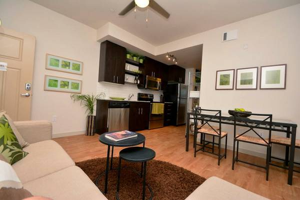 $1,395 / 1br - 🚆 ¡Fácil desplazamiento! Beneficios de transporte en The Bijou – ¡Llama hoy! (NE Portland, Mississippi, Boise, Alberta)63820883129603122