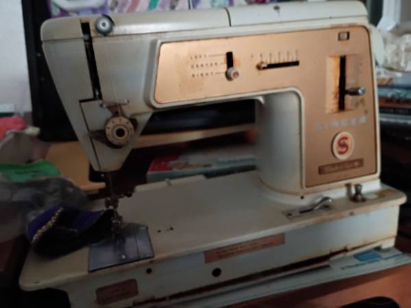 Singer sewing machine, touchtronic 2010, or touch n sew 1