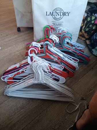 hangers plastic 1