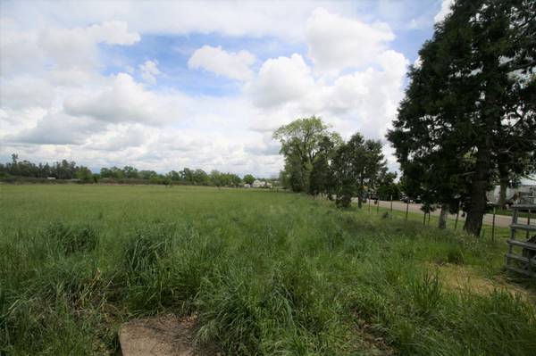$400 FOR MONTHLY RENT for animals:  6 acres of peaceful grazing land (Anderson)64148859078657122