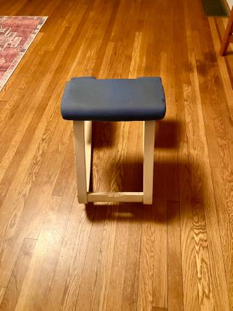 Used Varier Kneeling Chair, in blue 1
