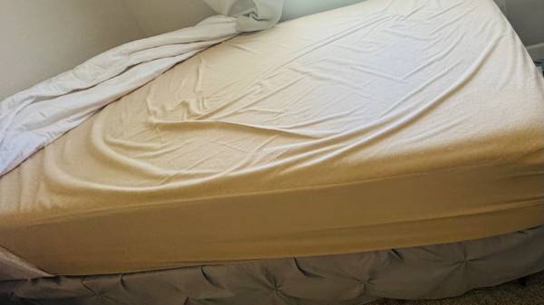 Queen size bed with metal frame 1
