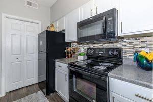 $1,775 / 2br - ¡Vida urbana con ambiente suburbano! ¡Problemas de crédito aceptables! (Carrollton)63796578197507123