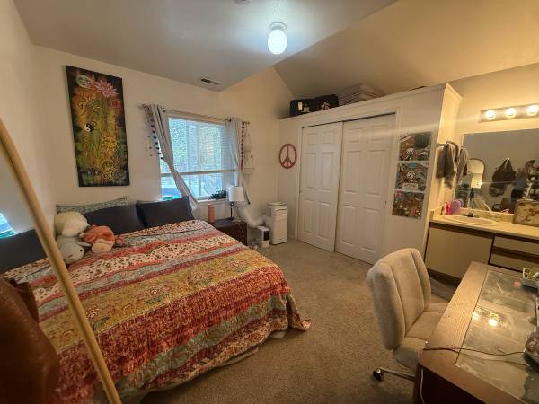 SPRING SUBLET ON THE HILL 1