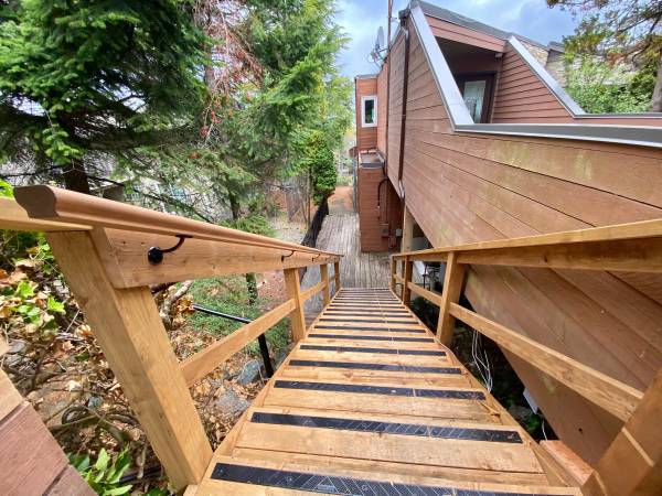 3574 Oakridge Drive - Lower 3