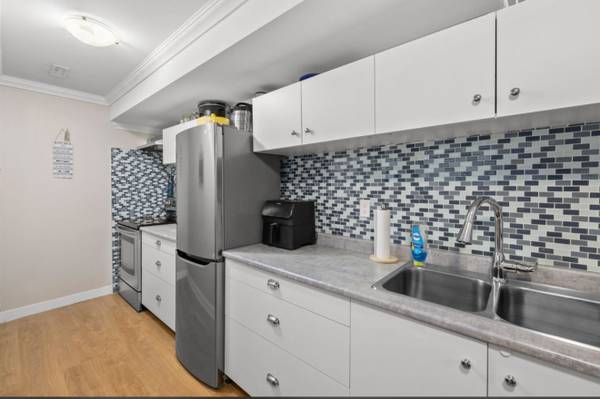 2 bed 1 bath basement suite $1700 Surrey / Cloverdale 1