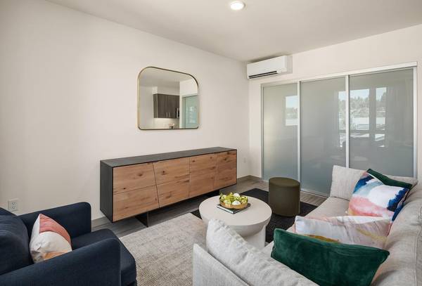 $3,820 / 2br - 909ft2 - Timeless Sophistication: Refined 2-Bedroom Apartment in UDistrict (University Village)63944823354626124