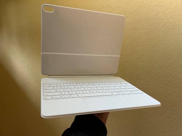 Magic Keyboard for iPad Air 13 inch 1