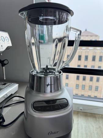 Oster Countertop Blender – Excellent Condition 1