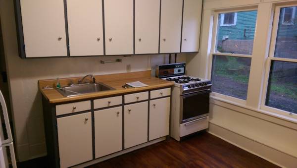 $1,000 / 1br - 800ft2 - Large QUIET 1 bdrm first floor(Saranac Lake) avail Nov 1st (Saranac Lake)63934288094338124