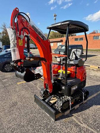 TPM-16 Mini Excavator - 13.5hp Briggs & Stratton Engine - Hydraulic oi 1