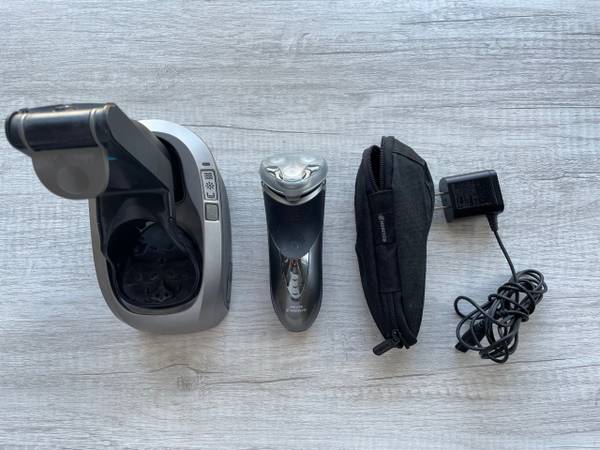 Philips Norelco 8270XL Shaver 1