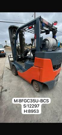 FORKLIFT 8000 LBS 1