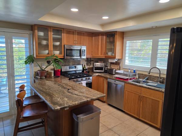 $4,900 / 3br - Walking distance to the beach and all that downtown Oceanside63998453233410124