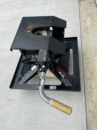 Used Gooseneck to fifth wheel conversion hitch — $350 in Jacksonville