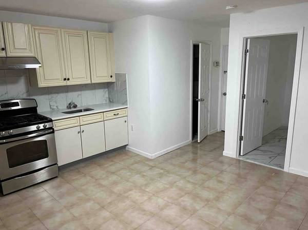 $1,300 / 1br - @ walk-in renovated 1bed/1bath Apt w/i "All Utilities/ Wi-Fi" incld.@ (New Springville, NY)64033291873793120