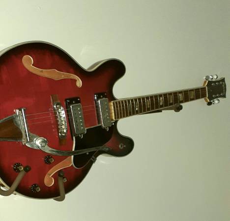 Univox '67 ca. Guitar w/ Original Soft Case, EXCELLENT Condition 1