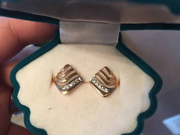 Brand New in Box 14K Yellow Gold Earring with a safe Clasp 1