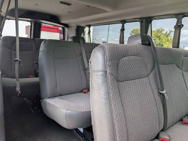 2018 Chevrolet Express 3500 Passenger - Photo 10