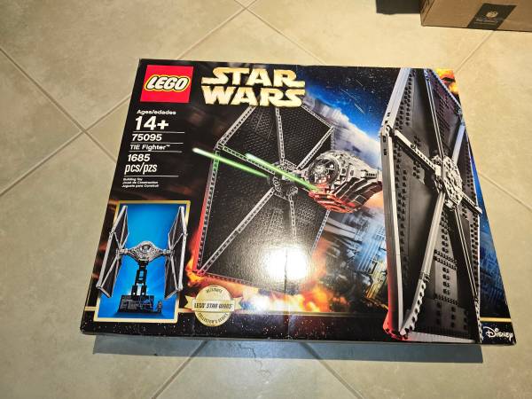 LEGO Star Wars: UCS Tie Fighter (75095) 1